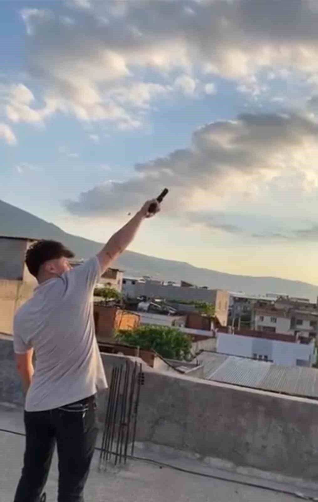 KURUSIKI TABANCA İLE HAVAYA DEFALARCA ATEŞ AÇTI