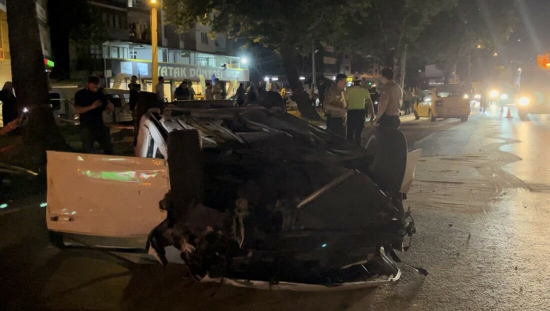 Makas atan otomobil taksiyle çarpıştı: 1’i ağır 3 yaralı MAKAS ATAN OTOMOBİL TAKSİYLE ÇARPIŞTI : 1’İ AĞIR 3 YARALI