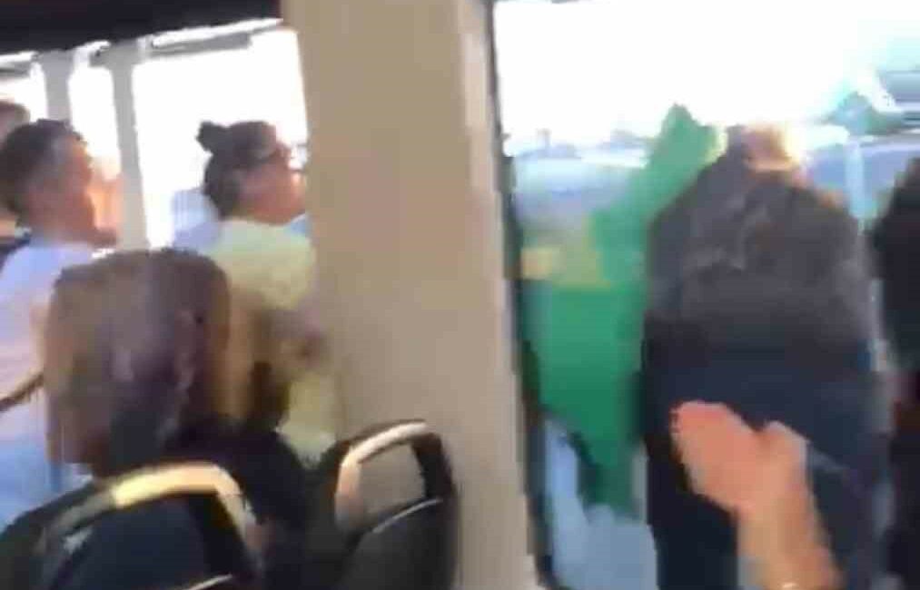 Metroda yer verme kavgası kamerada BURSA METROSUNDA YOLCULAR ARASINDA 'YER VERME' KAVGASI CEP TELEFON KAMERASINA