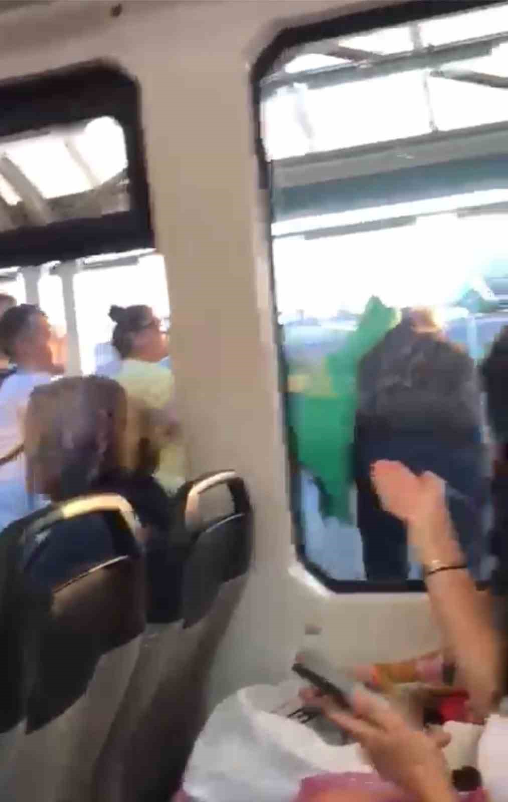 BURSA METROSUNDA YOLCULAR ARASINDA 'YER VERME' KAVGASI CEP TELEFON KAMERASINA