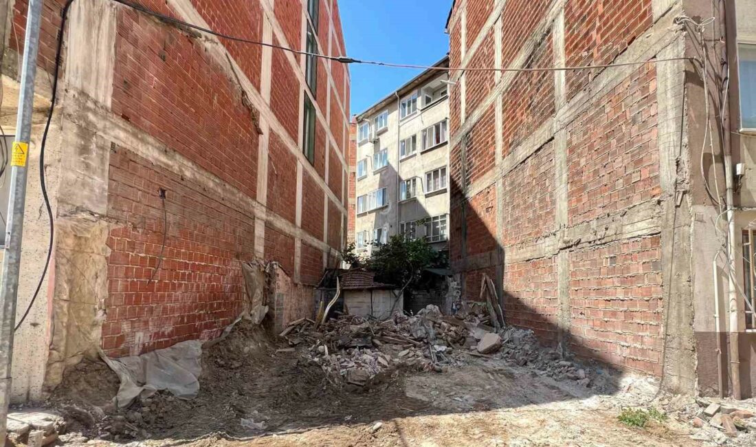 Metruk binalar birer birer yıkılıyor İNEGÖL BELEDİYESİ, PLANLI VE SAĞLIKLI YAPILAŞMA AMACIYLA TEHLİKE ARZ EDEN