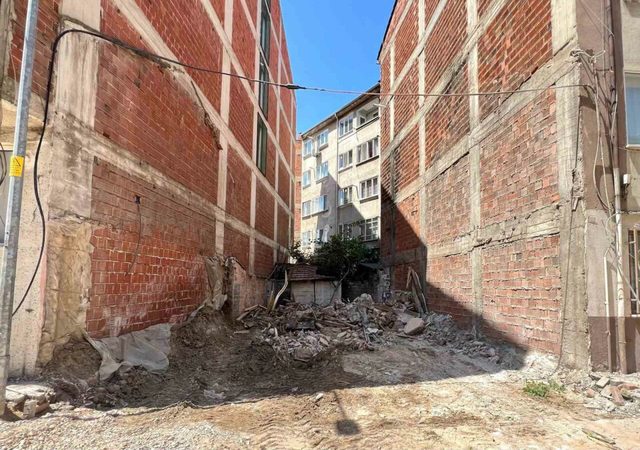 İNEGÖL BELEDİYESİ, PLANLI VE SAĞLIKLI YAPILAŞMA AMACIYLA TEHLİKE ARZ EDEN