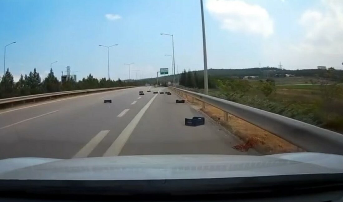 Meyve sebze kasaları yola saçıldı SEYİR HALİNDEYKEN KASALAR YOLA SAÇILDI