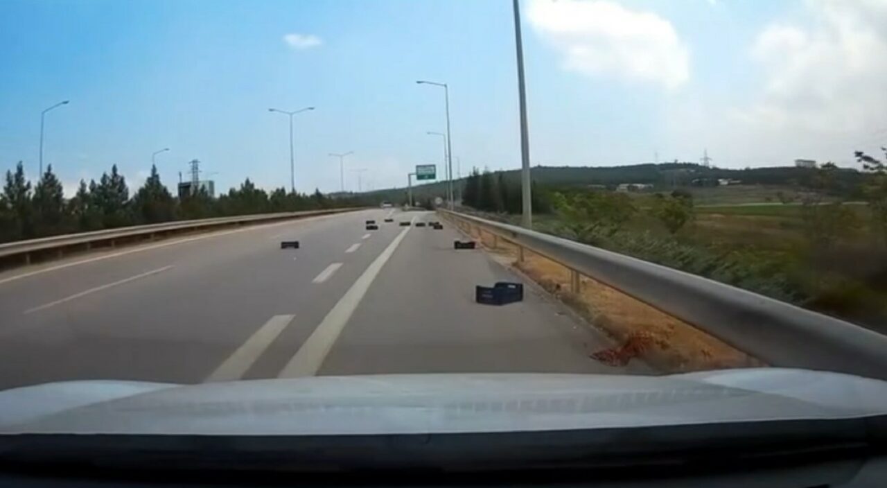 SEYİR HALİNDEYKEN KASALAR YOLA SAÇILDI