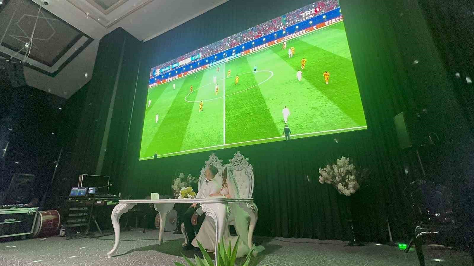 MİLLİ TAKIMIN MAÇINI DÜĞÜNLERİNDE İZLEDİLER