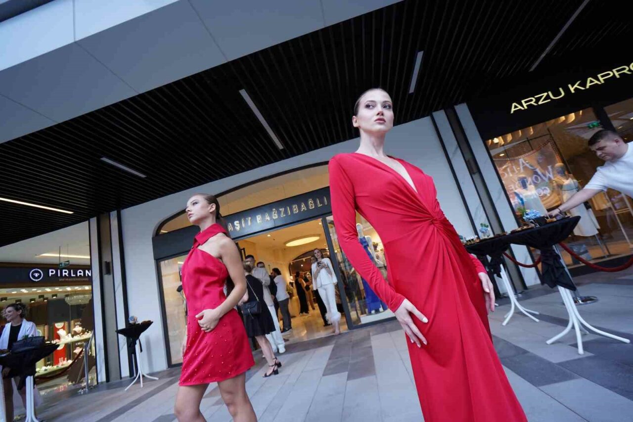 ÜNLÜ MODACI RAŞİT BAĞZIBAĞLI, BURSA'DA MAĞAZASINI DOWNTOWN YAŞAM VE EĞLENCE