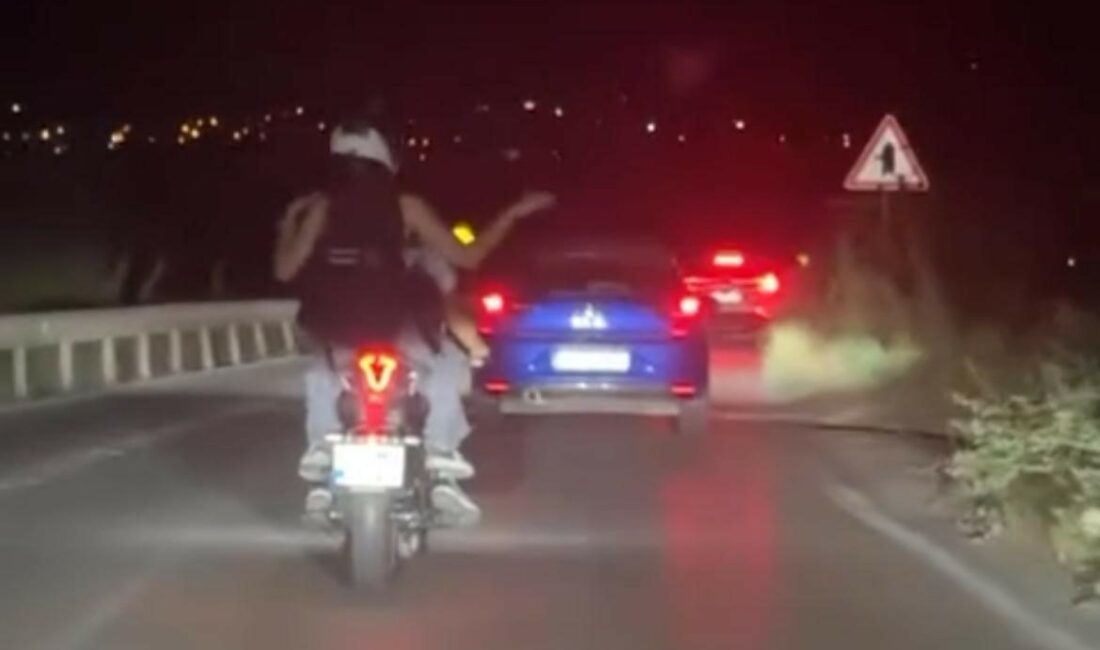 Motosiklet üzerinde dans etti, ne kural tanıdı ne çevredekileri dinledi MOTOSİKLET SÜRÜCÜSÜ, ARKADAŞIYLA BİRLİKTE MOTOSİKLET ÜZERİNDE DANS ETTİ.