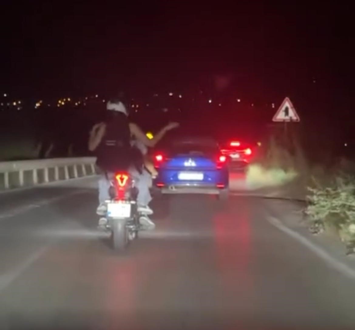 Motosiklet üzerinde dans etti, ne kural tanıdı ne çevredekileri dinledi MOTOSİKLET SÜRÜCÜSÜ, ARKADAŞIYLA BİRLİKTE MOTOSİKLET ÜZERİNDE DANS ETTİ.