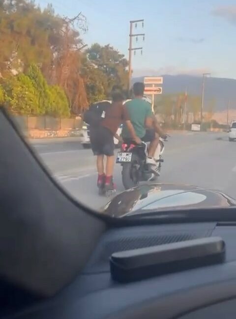 Motosiklete tutunan patenli genç ölüme meydan okudu BURSA'DA PATEN SÜREREK SEYAHAT EDEN GENÇ, YORULUNCA ADETA ÖLÜME MEYDAN