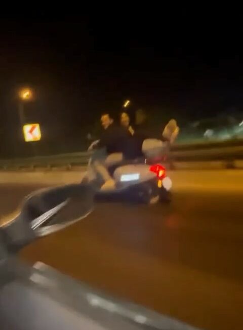 Motosikletin arkasında yatarak ilerledi, ölüme meydan okudu BURSA'DA BİR MOTOSİKLET SÜRÜCÜSÜNÜN ARKASINA ALDIĞI ARTCI, MOTOSİKLETİN ARKASINDA UZANARAK