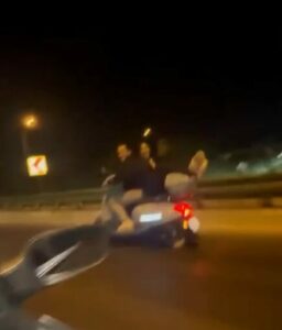 BURSA'DA BİR MOTOSİKLET SÜRÜCÜSÜNÜN ARKASINA ALDIĞI ARTCI, MOTOSİKLETİN ARKASINDA UZANARAK