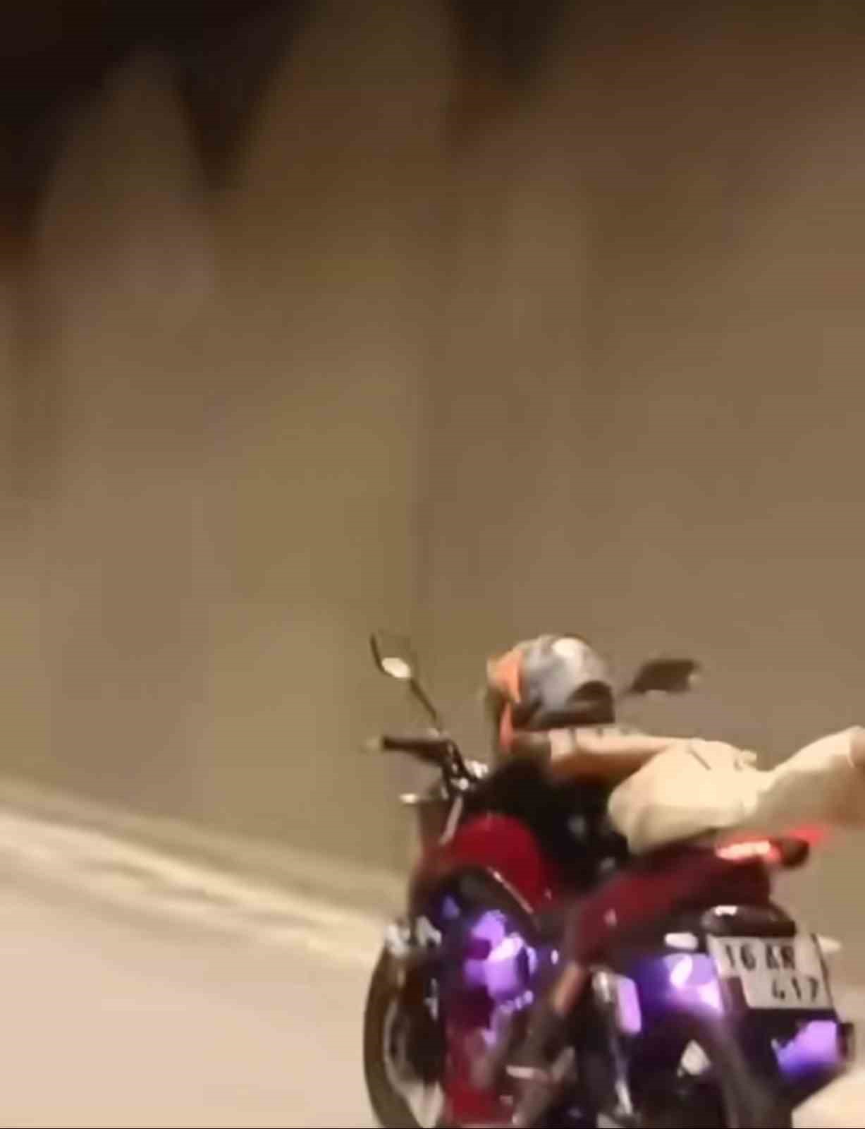 MOTOSİKLETİN ÜZERİNE UZANARAK SEYRETTİ