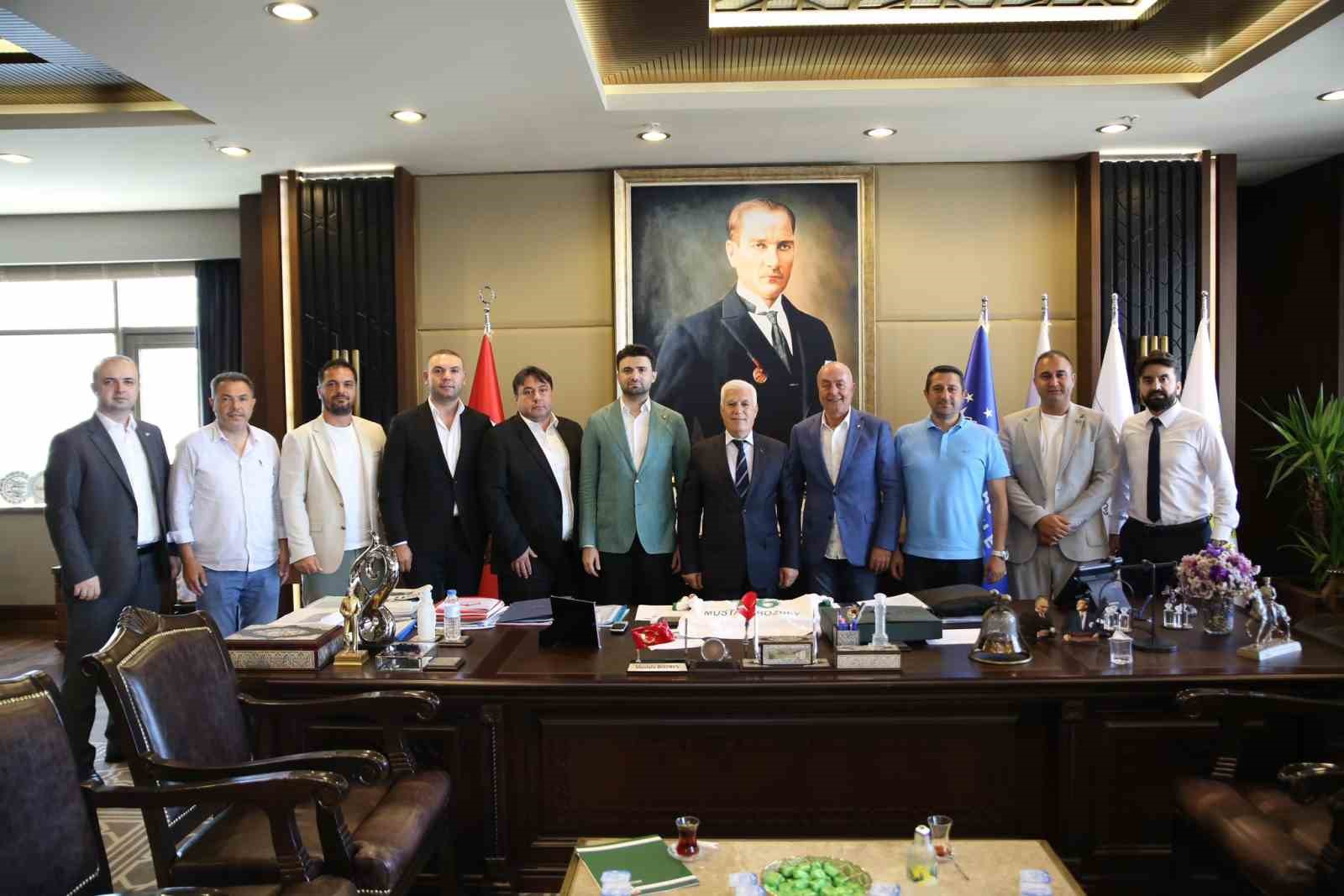 BURSASPOR YÖNETİMİ, BURSA BÜYÜKŞEHİR BELEDİYE BAŞKANI MUSTAFA BOZBEY'İ ZİYARET ETTİ.