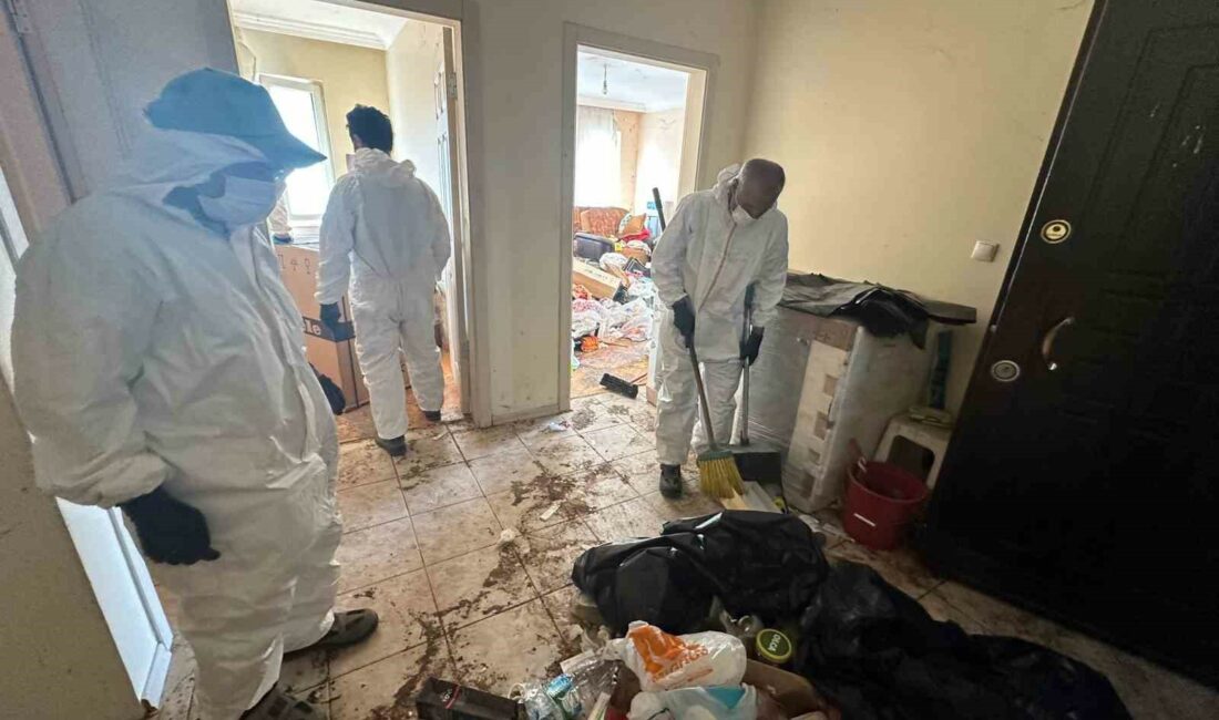 Nilüfer’de çöp ev temizlendi BURSA'NIN NİLÜFER İLÇESİNDE, YÜZÜNCÜYIL MAHALLESİ'NDEKİ BİR EVDEN İKİ KAMYON DOLUSU