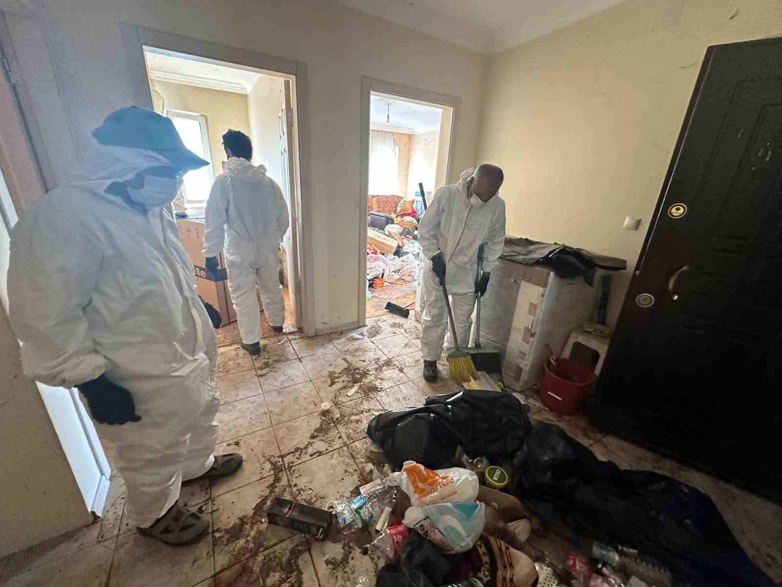 BURSA'NIN NİLÜFER İLÇESİNDE, YÜZÜNCÜYIL MAHALLESİ'NDEKİ BİR EVDEN İKİ KAMYON DOLUSU