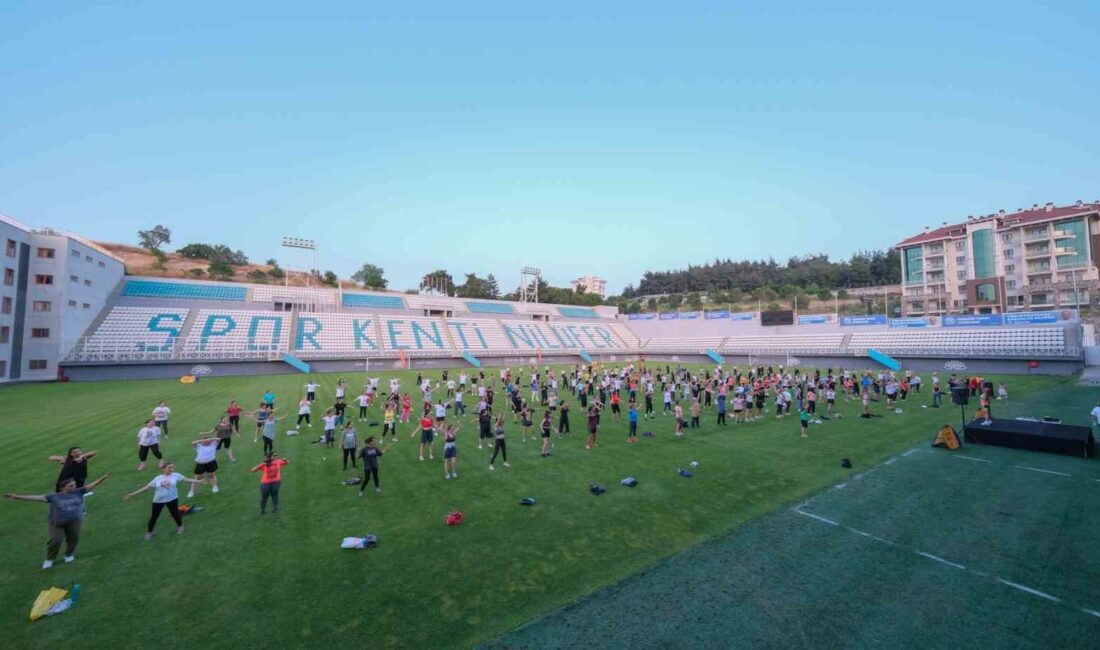 NİLÜFER BELEDİYESİ'NİN "SPORLA ZİNDE KAL" SLOGANIYLA DÜZENLEDİĞİ SPOR ETKİNLİKLERİ ZUMBA