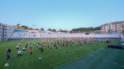 NİLÜFER BELEDİYESİ'NİN "SPORLA ZİNDE KAL" SLOGANIYLA DÜZENLEDİĞİ SPOR ETKİNLİKLERİ ZUMBA