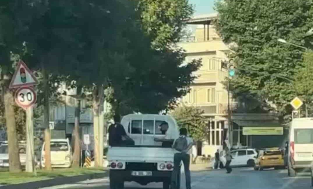 Ölümüne yolculuk AÇIK KASA KAMYONETİN ARKASINDA PATENLE TAKILAN GENCİN TEHLİKELİ YOLCUĞU KAMERADA