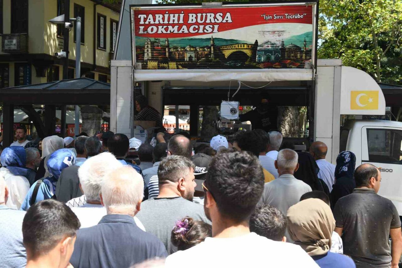 OSMANGAZİ BELEDİYESİ, 15 TEMMUZ ŞEHİTLERİ İÇİN VATANDAŞLARA LOKMA İKRAMINDA BULUNDU.