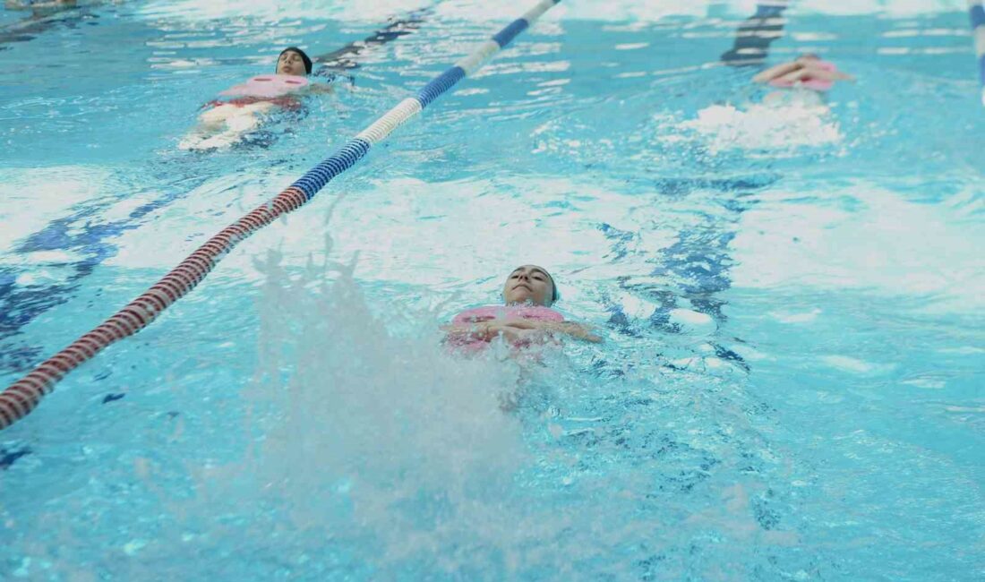 Osmangazi’de öğrenciler yazı yüzerek geçiriyor OSMANGAZİ BELEDİYESİ TARAFINDAN DÜZENLENEN YAZ SPOR OKULLARI YÜZME KURSUNUN BİRİNCİ