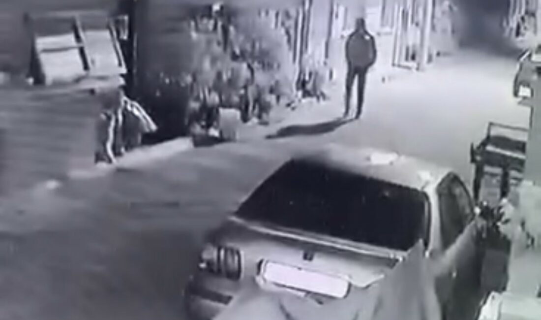 Otomobil hırsızlığı kamerada… Kendi otomobiliymiş gibi alıp kayıplara karıştı BURSA'NIN İZNİK İLÇESİNDE SABAHA KARŞI SOKAK ARASINDA DOLAŞAN BİR ŞÜPHELİ,