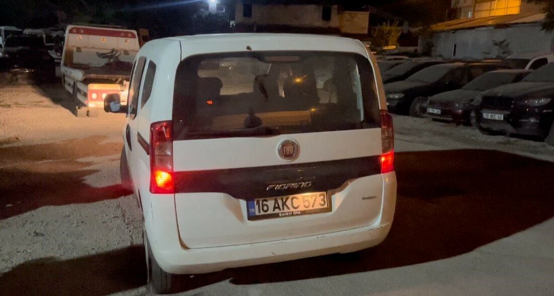 Bursa’da ehliyetsiz sürücü aracını polisin üzerine sürdü Bursa'da ehliyetsiz sürücü aracını polisin üzerine sürdü.