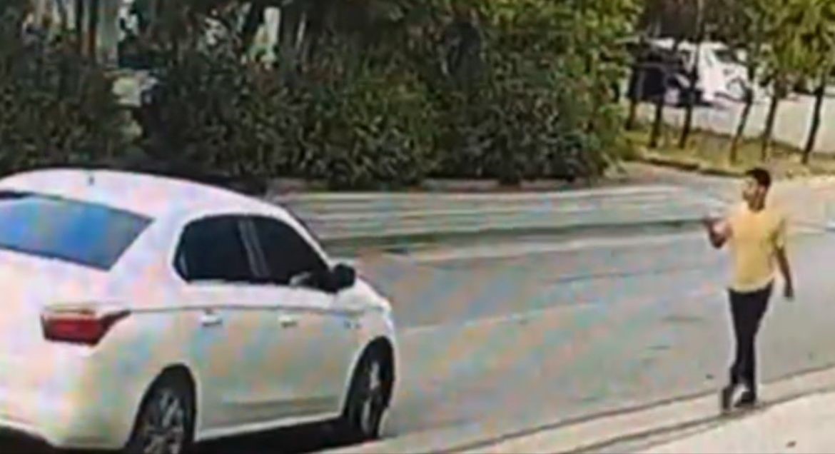 BURSA'DA ARACINI ÇALIŞIR VAZİYETTE PARK EDİP BÜFEYE GİREN VATANDAŞIN ARACI