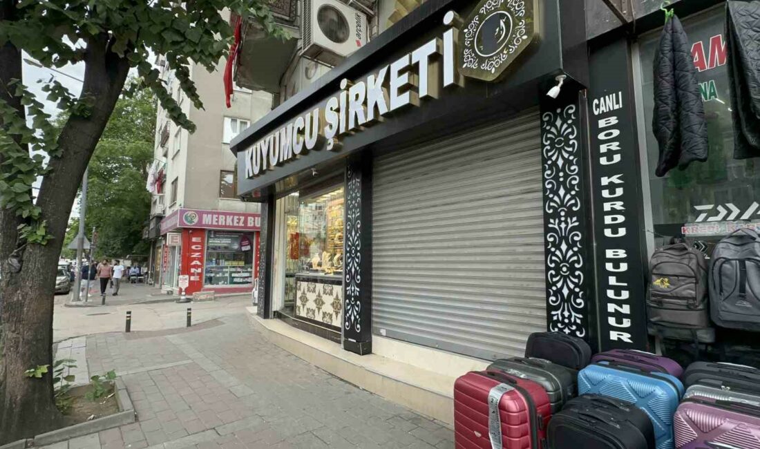 Bursa’da Suriyeli kuyumcu Suriyelileri dolandırarak kaçtı Bursa'da Suriye uyruklu bir kuyumcu, Suriye uyruklu kişilerin altınlarını dolandırarak