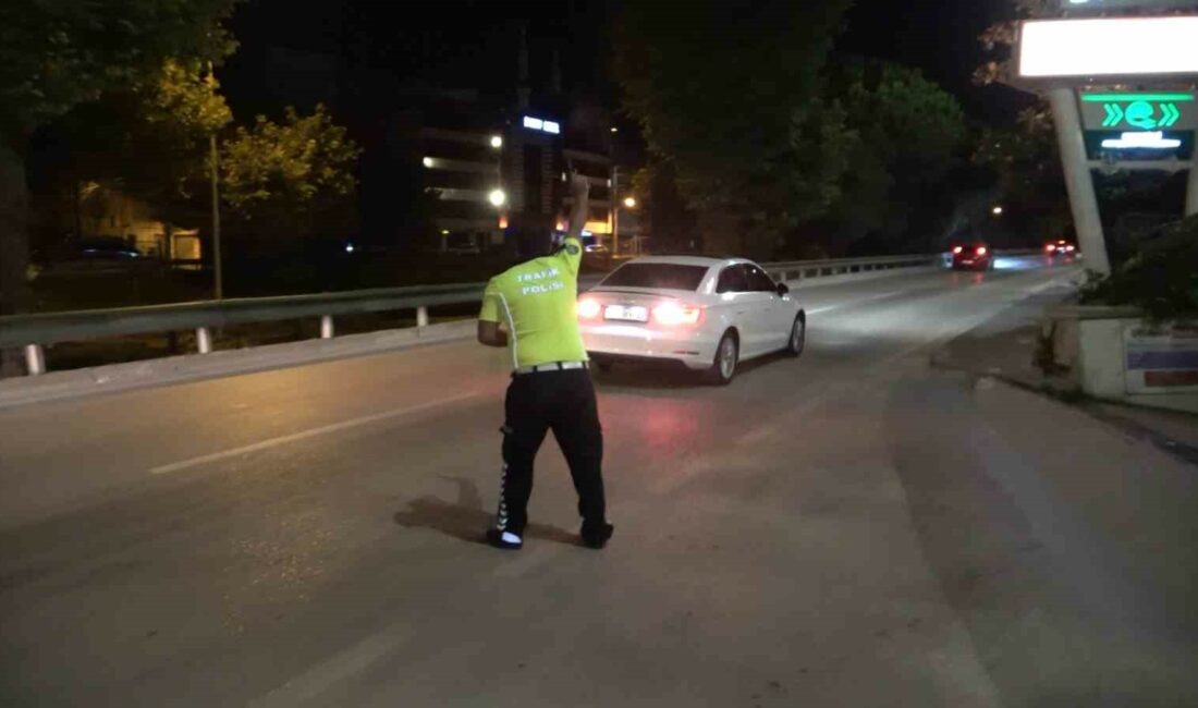 Ne ‘dur’ ikazına, ne uyarı ateşine aldırış etti, geri vitese takıp böyle kaçtı NE ‘DUR’ İKAZINA, NE UYARI ATEŞİNE ALDIRIŞ ETTİ GERİ VİTESE