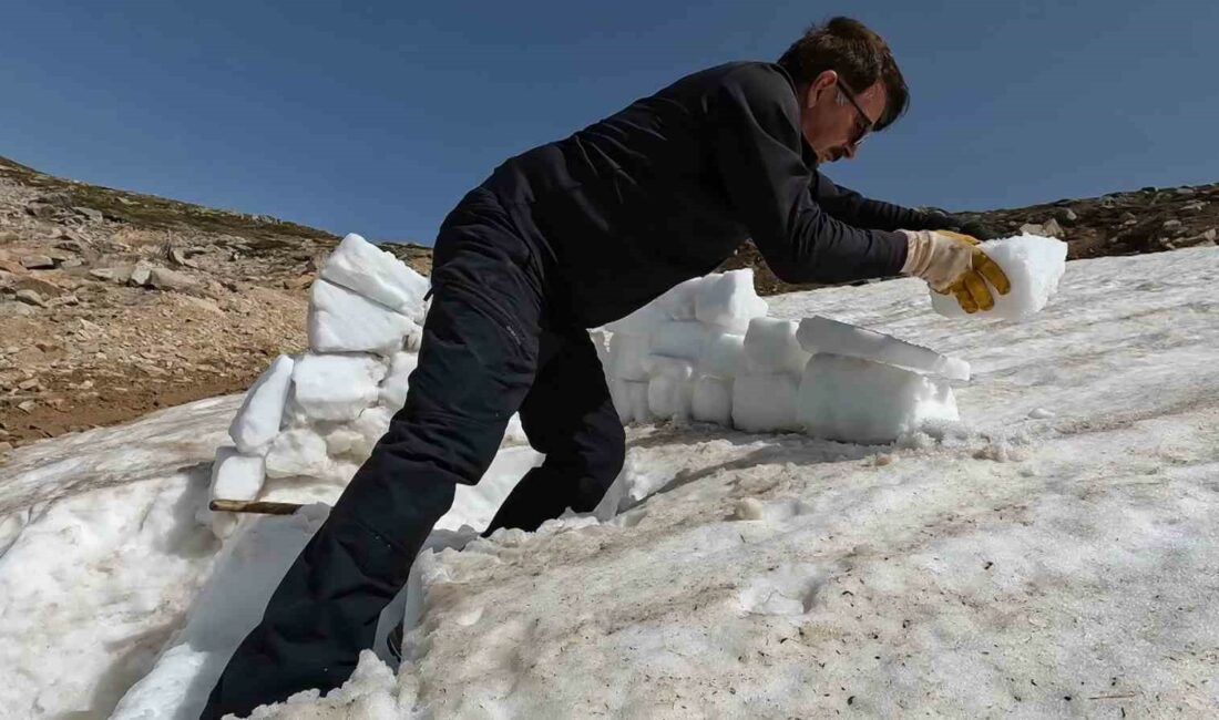 (Özel) Yaz mevsiminin ortasında iglo keyfi BURSA'DA YAZ AYININ ORTASINDA ULUDAĞ'A TIRMANAN DAĞCILAR, İNŞA ETTİKLERİ İGLO
