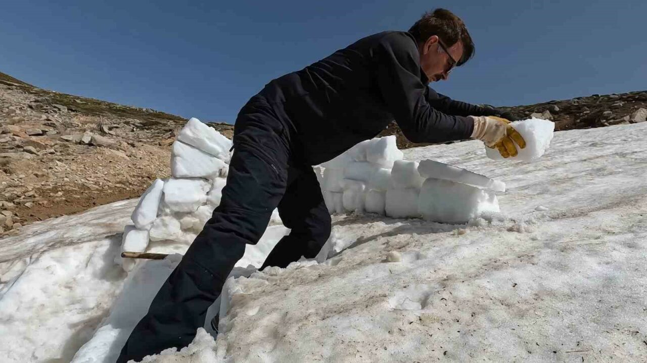 BURSA'DA YAZ AYININ ORTASINDA ULUDAĞ'A TIRMANAN DAĞCILAR, İNŞA ETTİKLERİ İGLO
