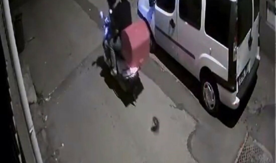 Park halindeki aracın aynasını kırdılar PARK HALİNDEKİ ARACIN DURDUK YERE AYNASINI KIRDILAR O ANLAR KAMERADA