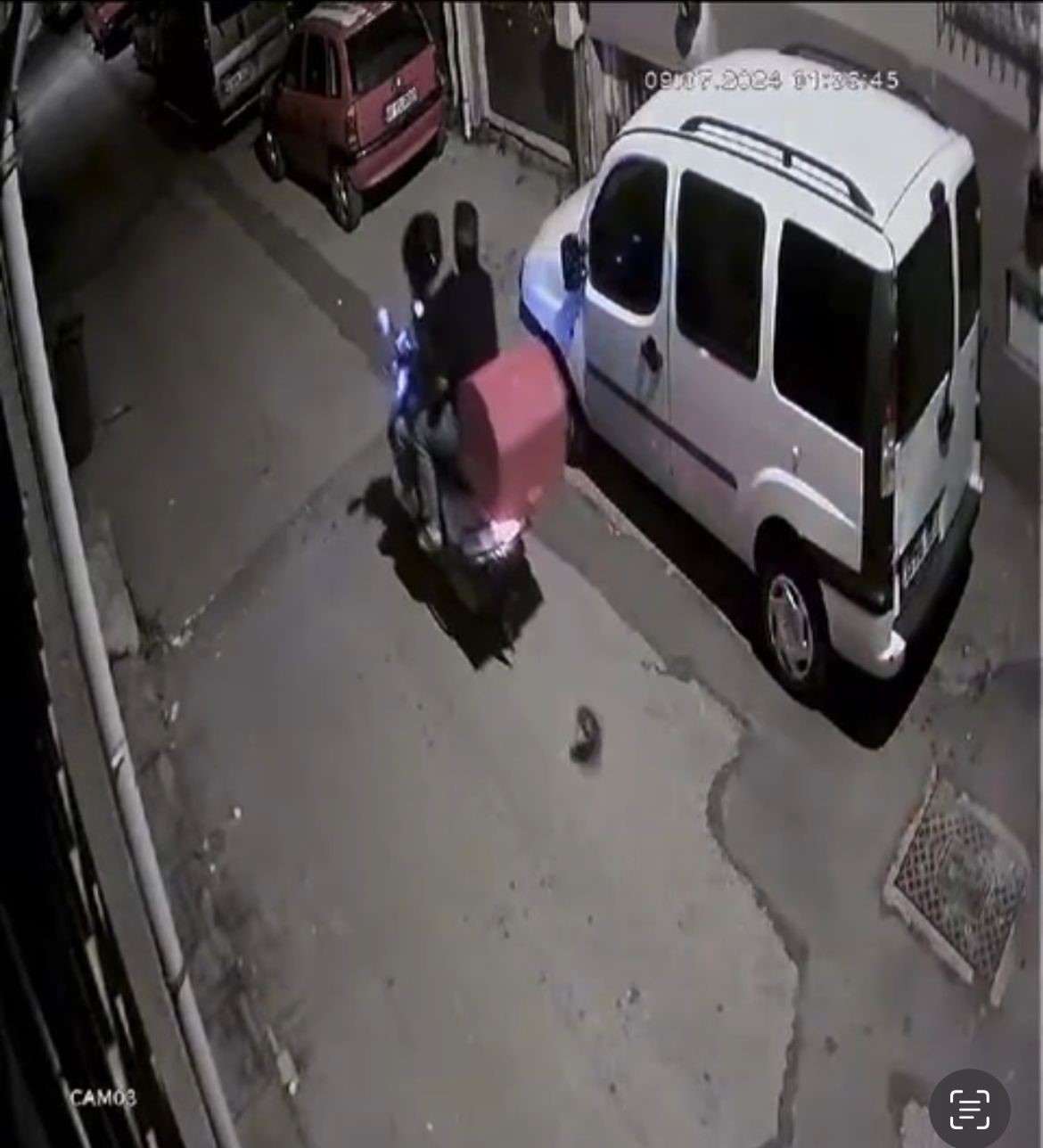 PARK HALİNDEKİ ARACIN DURDUK YERE AYNASINI KIRDILAR O ANLAR KAMERADA