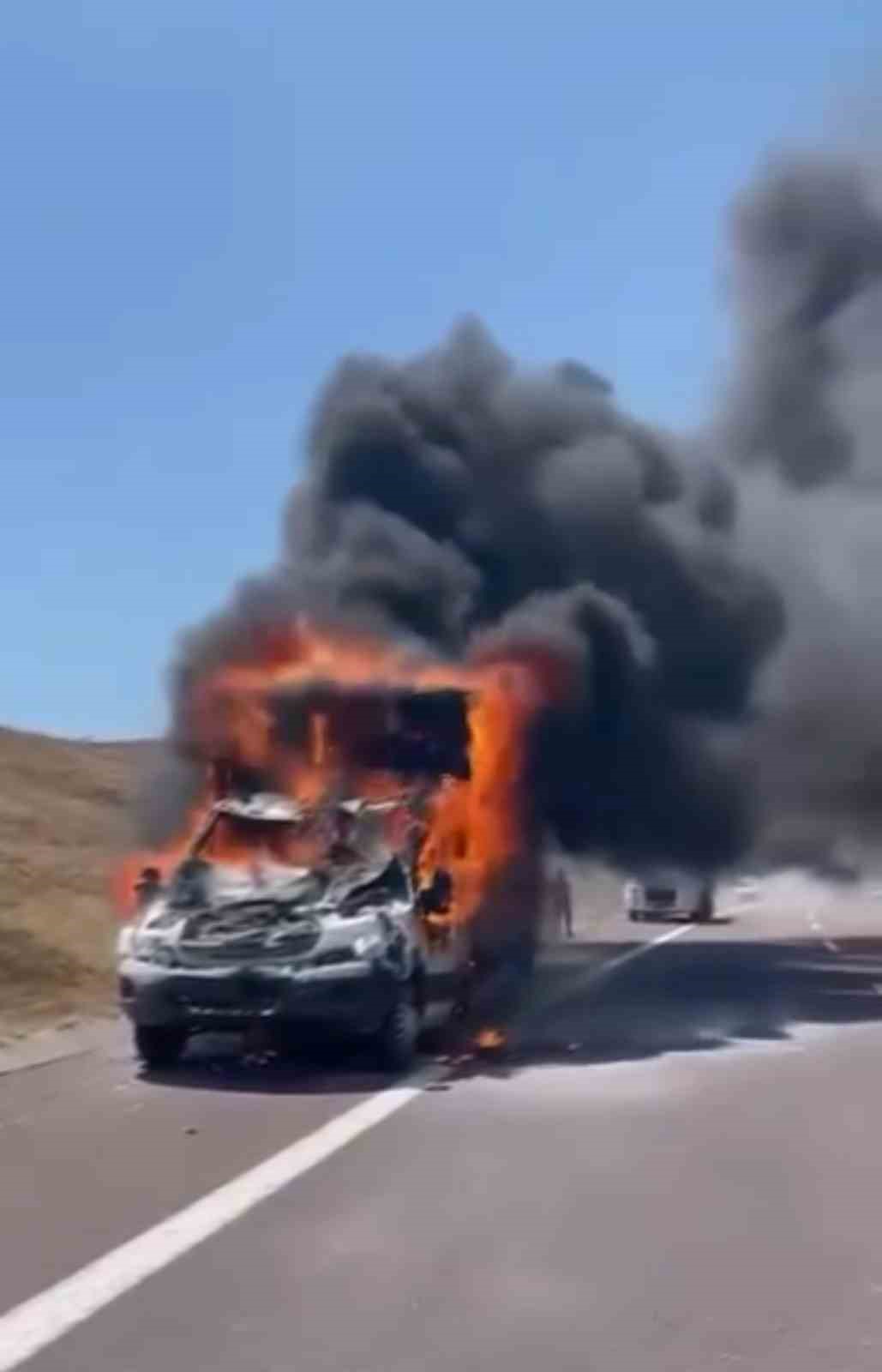 BURSA'DA EMNİYET ŞERİDİNDE DURAKLAYAN TIRA ARKADAN ÇARPAN KAMYONET, ALEVLERE TESLİM