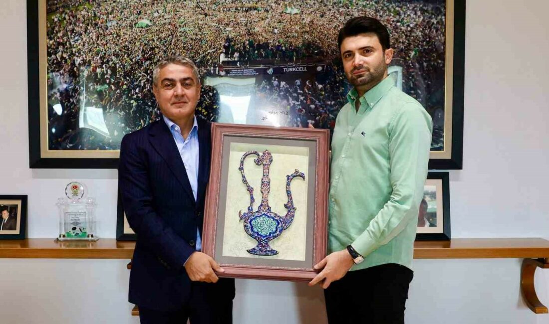 Rahmi Aksoy’dan, Bursaspor’a ziyaret BURSA GENÇLİK VE SPOR İL MÜDÜRÜ RAHMİ AKSOY, BURSASPOR KULÜBÜ’NÜ