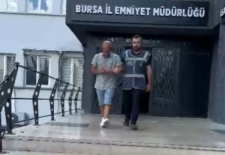 Sahte kimlikle sevgilisini bile kandıran hırsızı polis yakaladı BURSA'DA KENDİSİNİ BAŞKA İSİMLE TANITTIP SEVGİLİ OLDUĞU KADININ VİLLASINDA AYLARCA