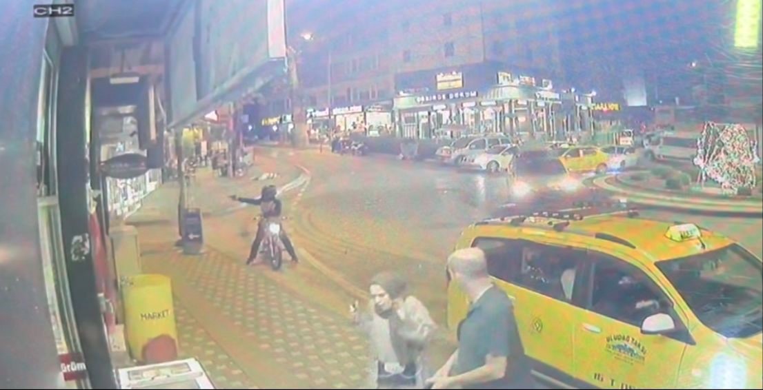 BURSA'DA MOTOSİKLETLE GELİP CEP TELEFONU BAYİSİNİ KURŞUNA TUTAN SİLAHLI SALDIRGAN,