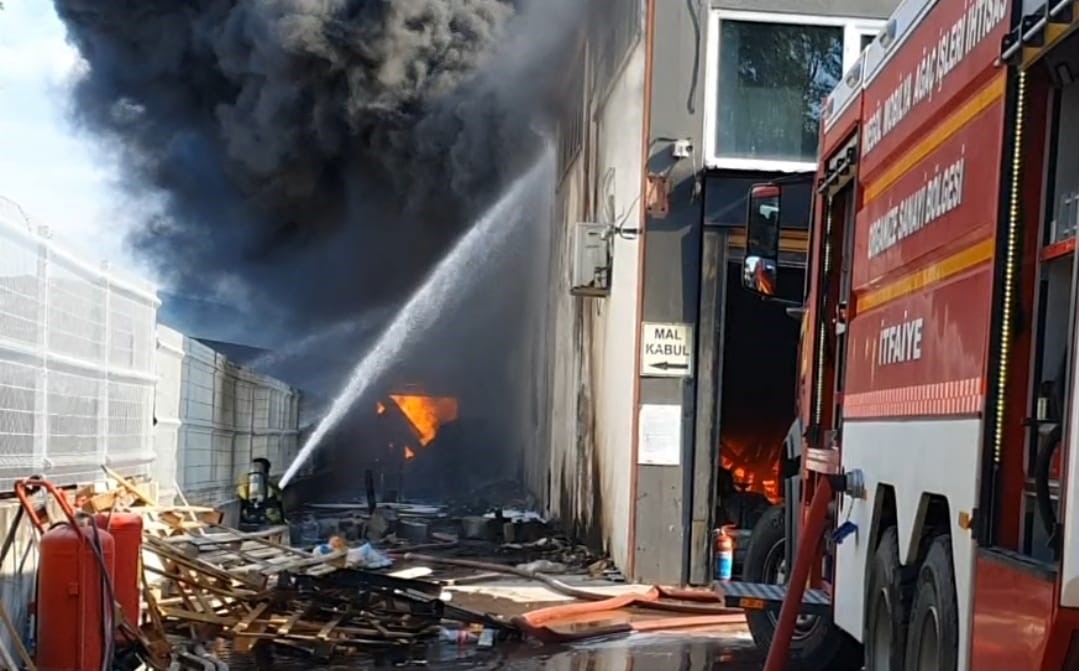 BURSA'NIN İNEGÖL İLÇESİNDE FAALİYET GÖSTEREN SANDAYLE FABRİKASINDA YANGIN ÇIKTI. EKİPLERİN