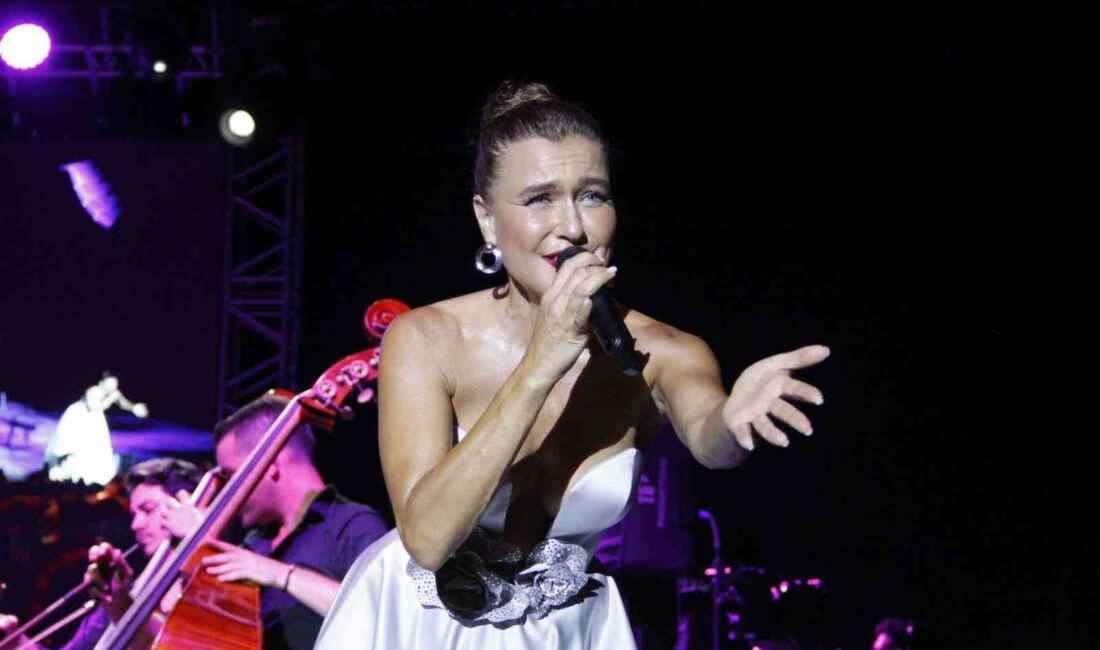 BURSA’DA, SAHNEYE ÇIKAN ÜNLÜ ŞARKICI ŞEVVAL SAM VE PERA FLARMONİ