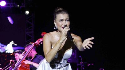 BURSA’DA, SAHNEYE ÇIKAN ÜNLÜ ŞARKICI ŞEVVAL SAM VE PERA FLARMONİ