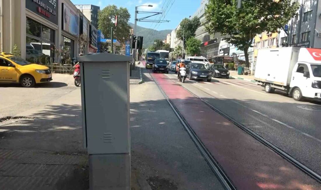 BURSA'DA SIKIŞTIRDIĞI OTOMOBİL YÜZÜNDEN KAZA YAPAN OTOBÜS ŞOFÖRÜ SANİYE SANİYE