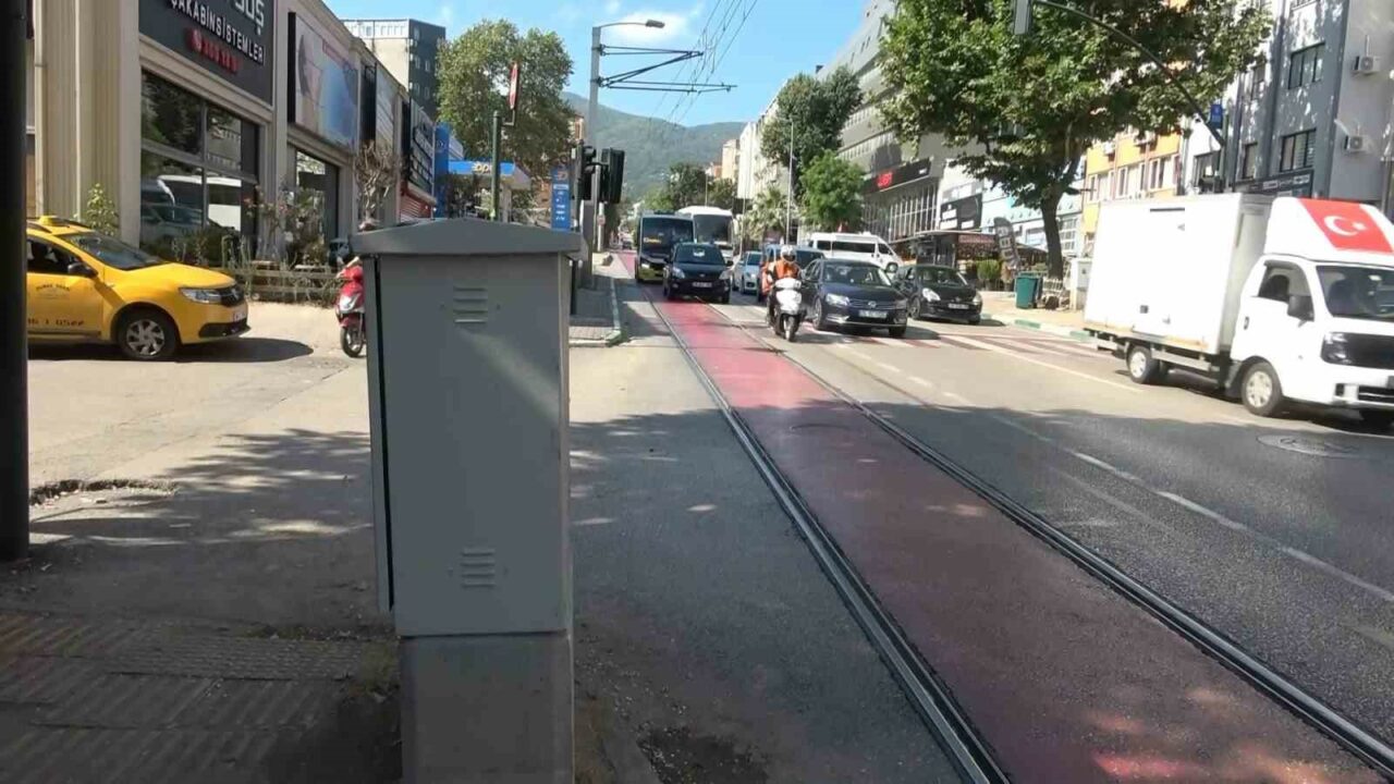 BURSA'DA SIKIŞTIRDIĞI OTOMOBİL YÜZÜNDEN KAZA YAPAN OTOBÜS ŞOFÖRÜ SANİYE SANİYE