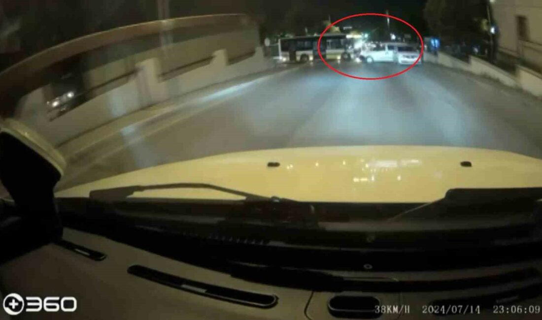 Sosyal medyada canlı yayın yaparken kaza yaptılar BURSA'DA TİCARİ ARAÇ İLE HALK OTOBÜSÜNÜN ÇARPIŞMASI SONRASI 2 KİŞİ