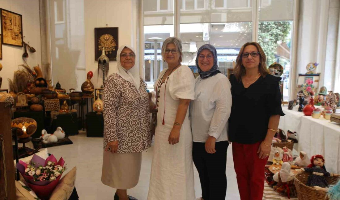 Su kabağı sergisi tam not aldı BURSA'DA HALK EĞİTİM MERKEZİ'NDE USTA ÖĞRETİCİ OLARAK ÇALIŞAN MERAL KAYA,