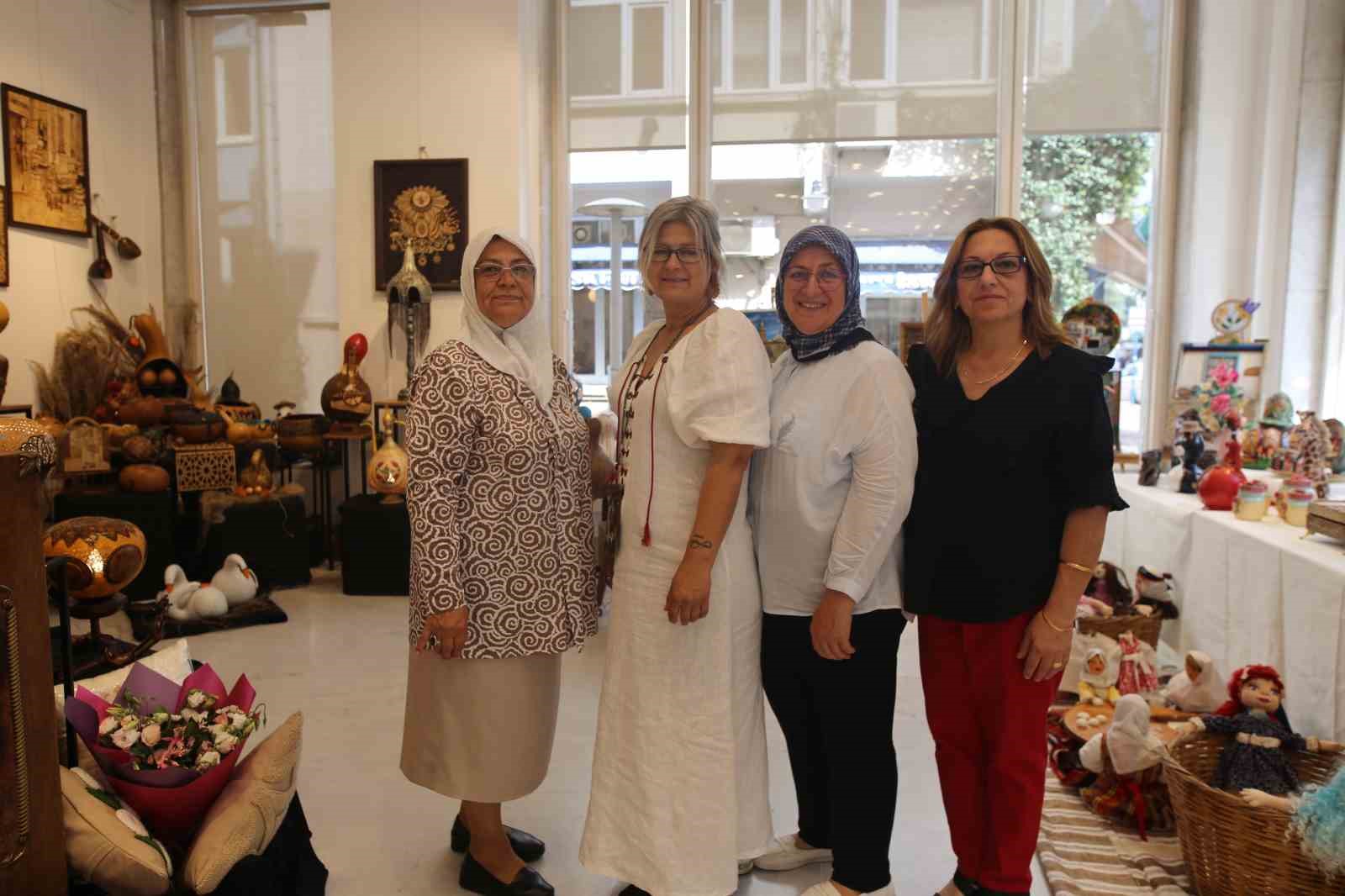 BURSA'DA HALK EĞİTİM MERKEZİ'NDE USTA ÖĞRETİCİ OLARAK ÇALIŞAN MERAL KAYA,