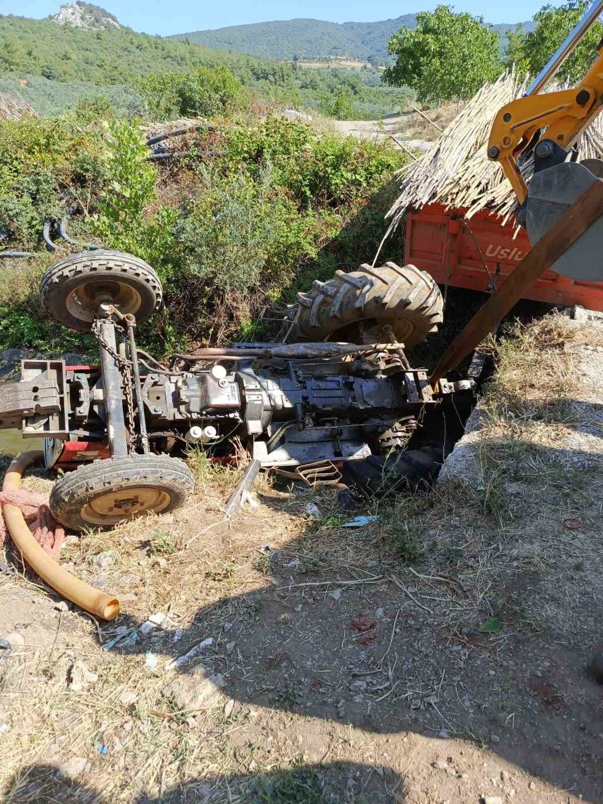 BURSA'NIN İZNİK İLÇESİNDE SULAMA KANALI DEVRİLEN TRAKTÖRÜN SÜRÜCÜSÜ OLAY YERİNDE