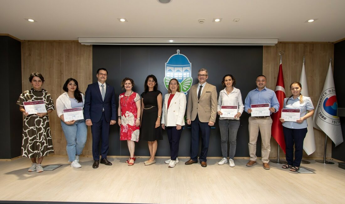 Sürdürülebilirlik uzmanları sertifikalarını aldı BURSA TİCARET BORSASI’NIN, SÜRDÜRÜLEBİLİRLİK KONUSUNDA ÜYELERİNE YETKİNLİK KAZANDIRMAK HEDEFİYLE DÜZENLEDİĞİ