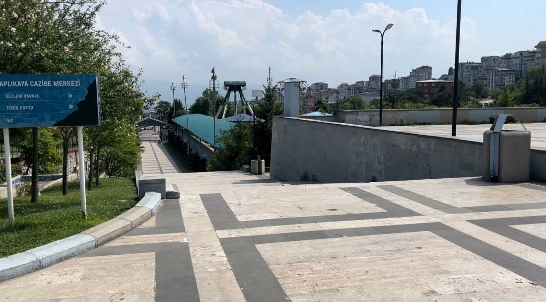 BURSA'DA NAVİGASYONU KARIŞTIRAN MERDİVENDEN UÇUYOR