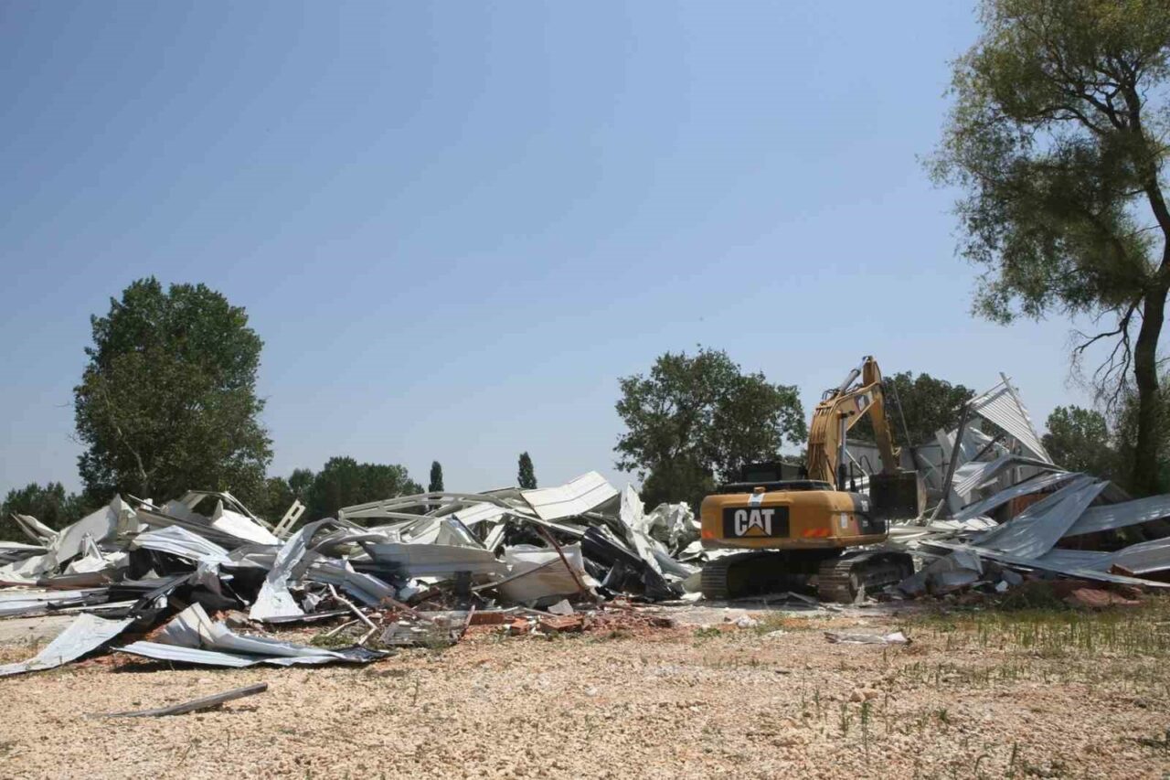 NİLÜFER BELEDİYESİ, İLÇE GENELİNDE KAÇAK YAPILARA GÖZ AÇTIRMIYOR. NİLÜFER BELEDİYESİ