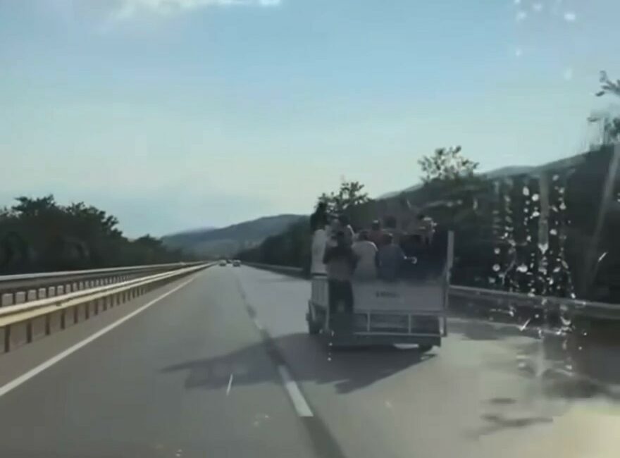 Tehlikeli yolculuk kamerada BURSA'DA KAMYONETİN KASASINDA TEHLİKELİ YOLCULUK YAPAN MEVSİMLİK İŞÇİLER AMATÖR KAMERAYA